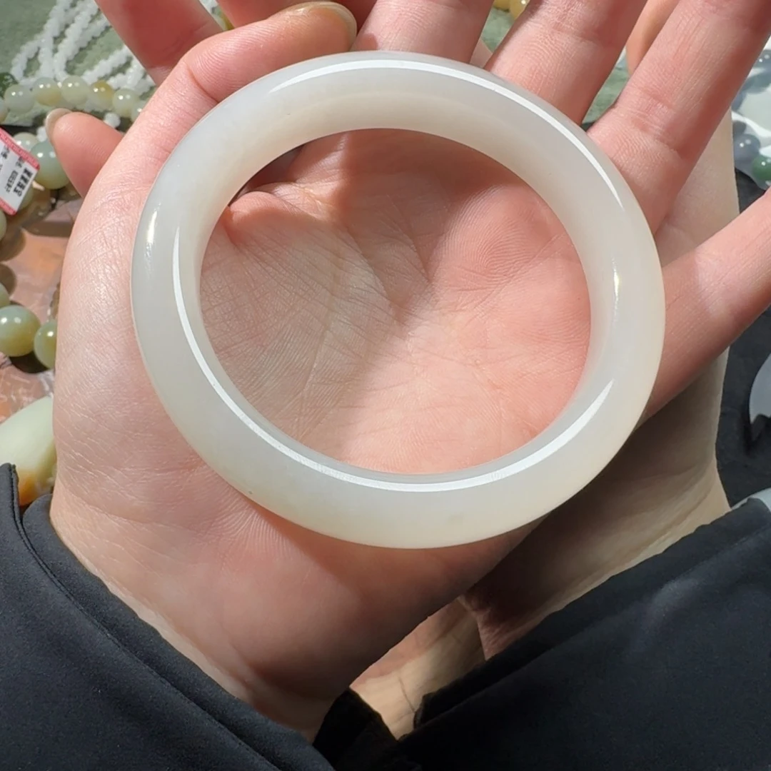 和田玉手镯未镶嵌海**?