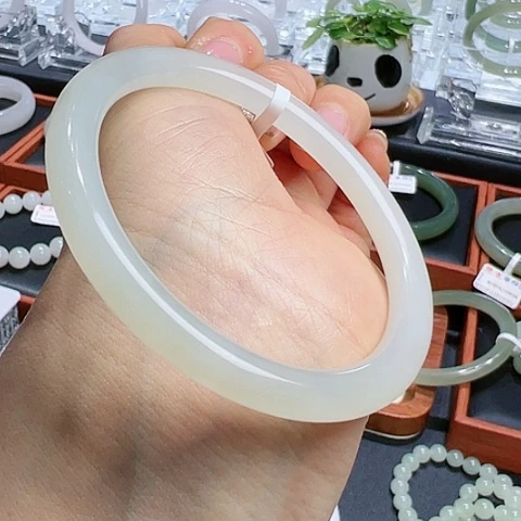 和田玉手镯未镶嵌奔**来