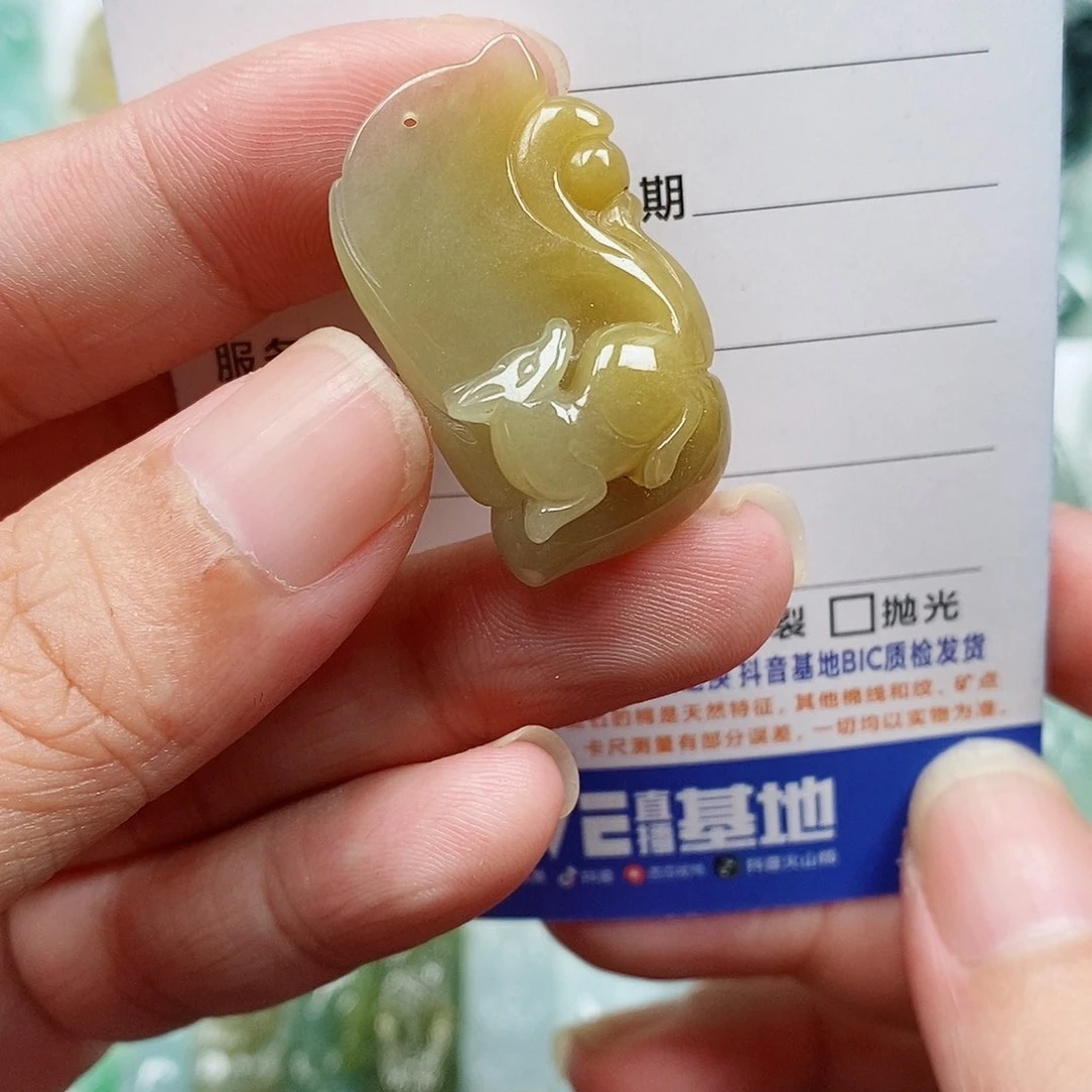 翡翠未镶嵌颈饰九尾狐