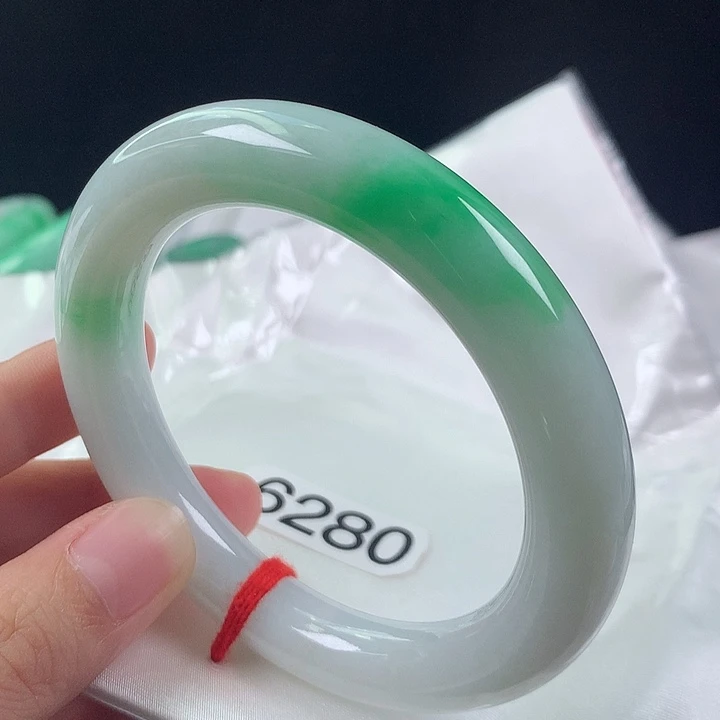 翡翠手镯未镶嵌57有扣