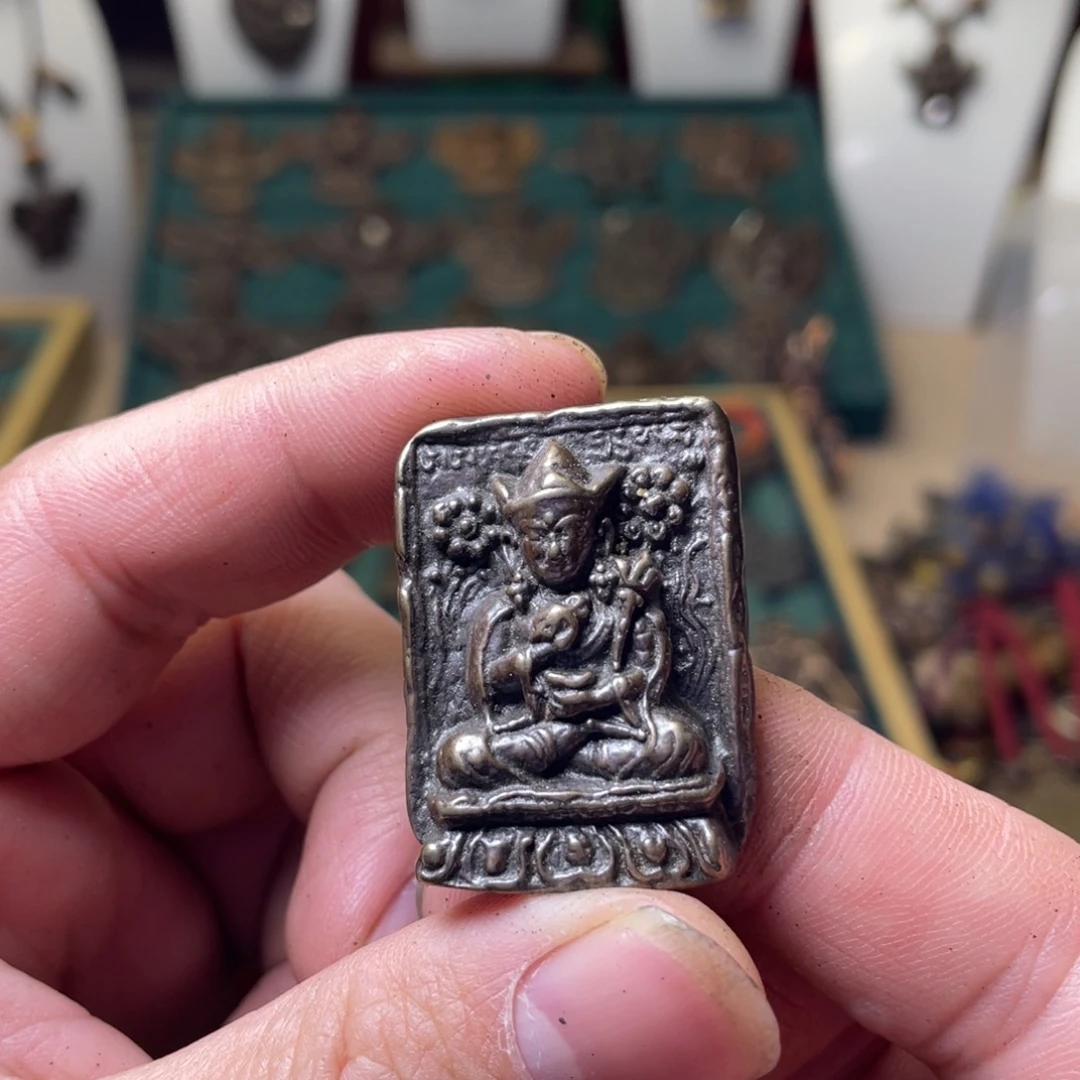 藏传莲花生大师佛牌