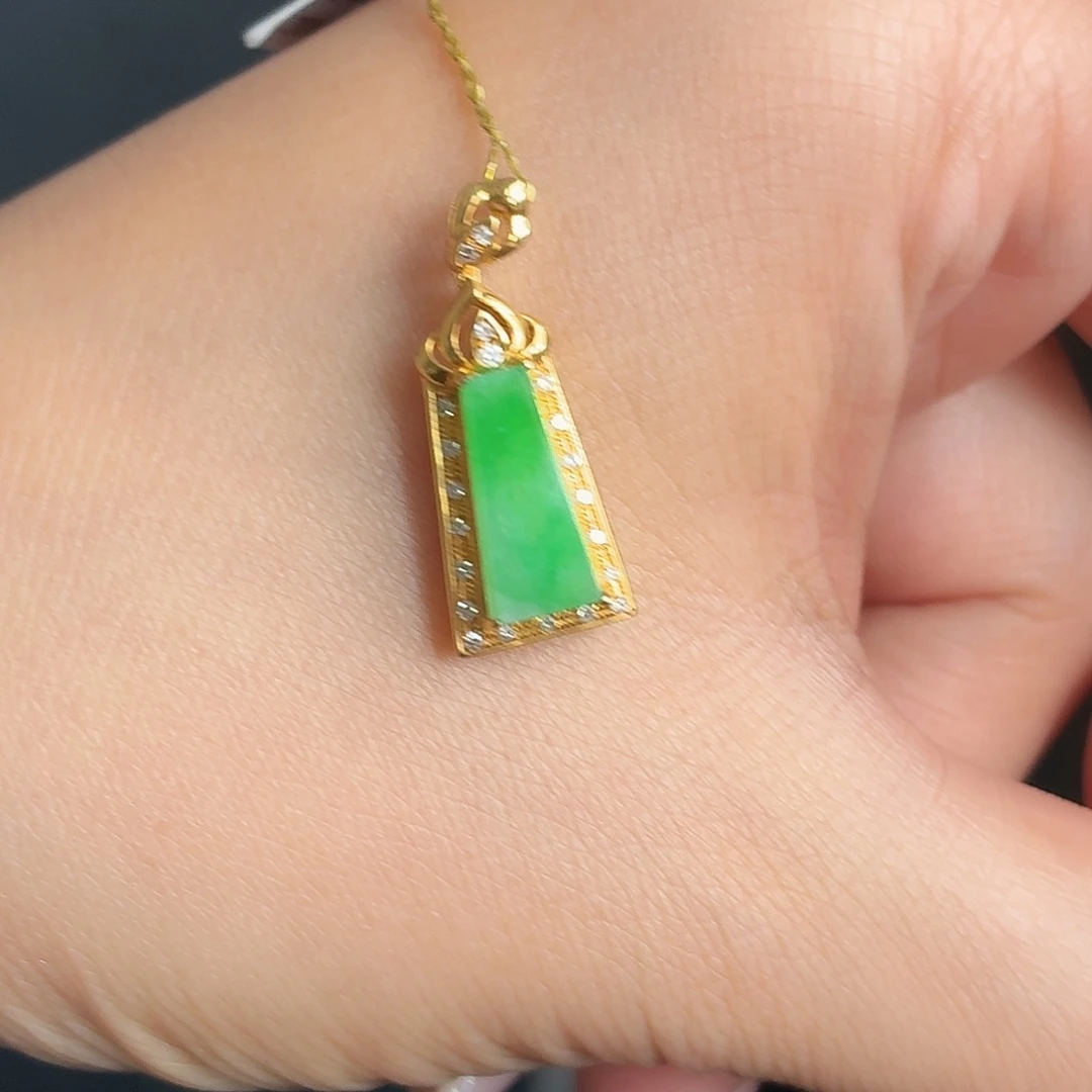翡翠18K金镶嵌颈饰