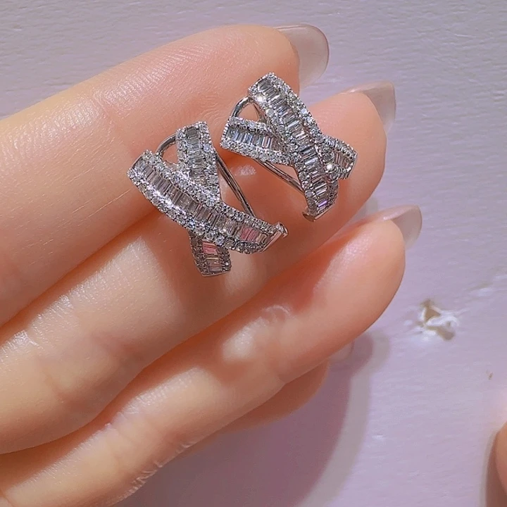 耳饰18K金镶嵌钻石耳环