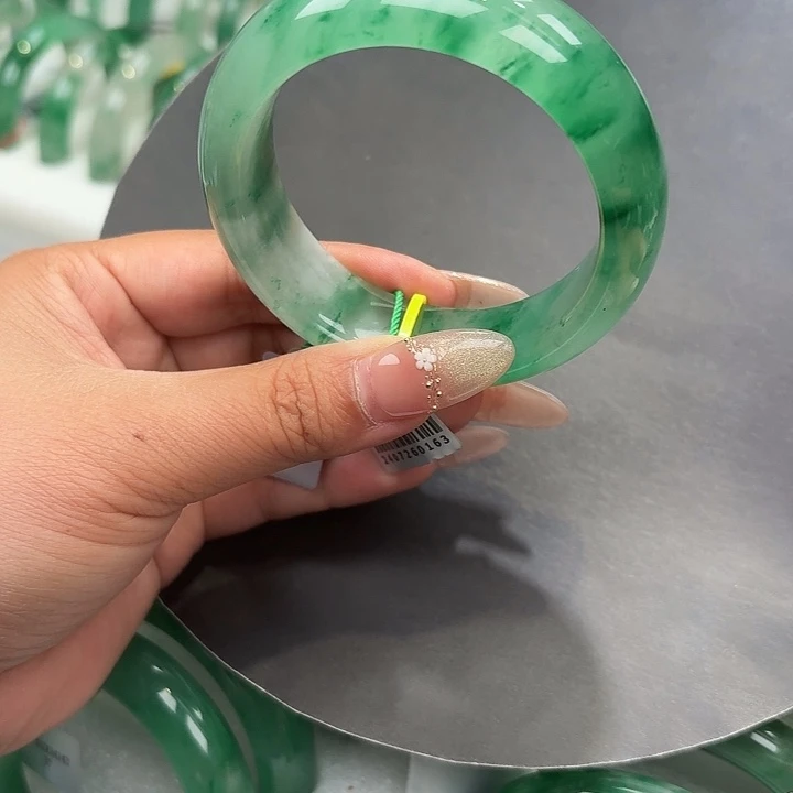 石英质玉（非洲翠）手镯未镶嵌