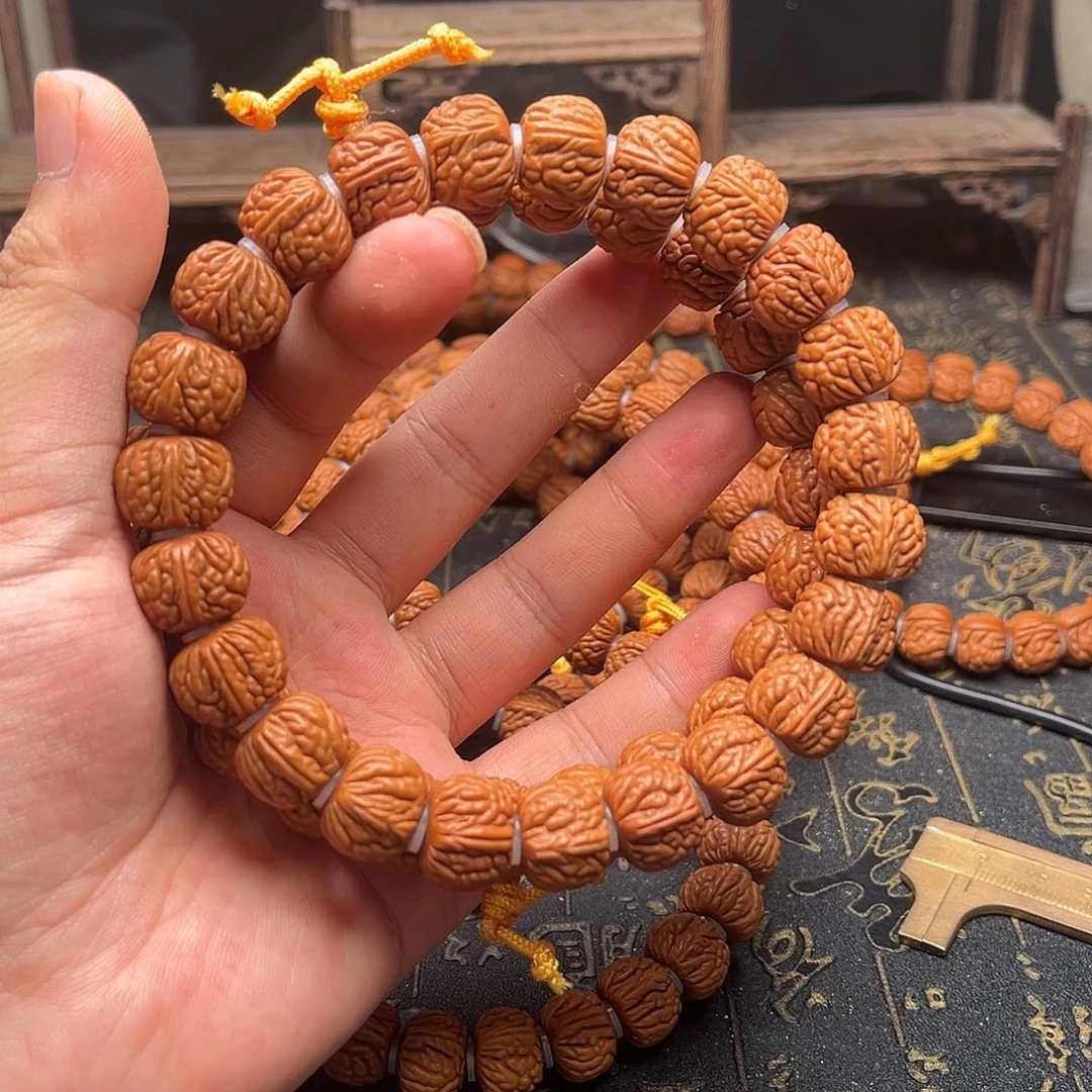 桃核吊坠桃和手持