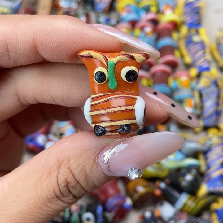 颈饰琉璃印度尼西亚猫头鹰