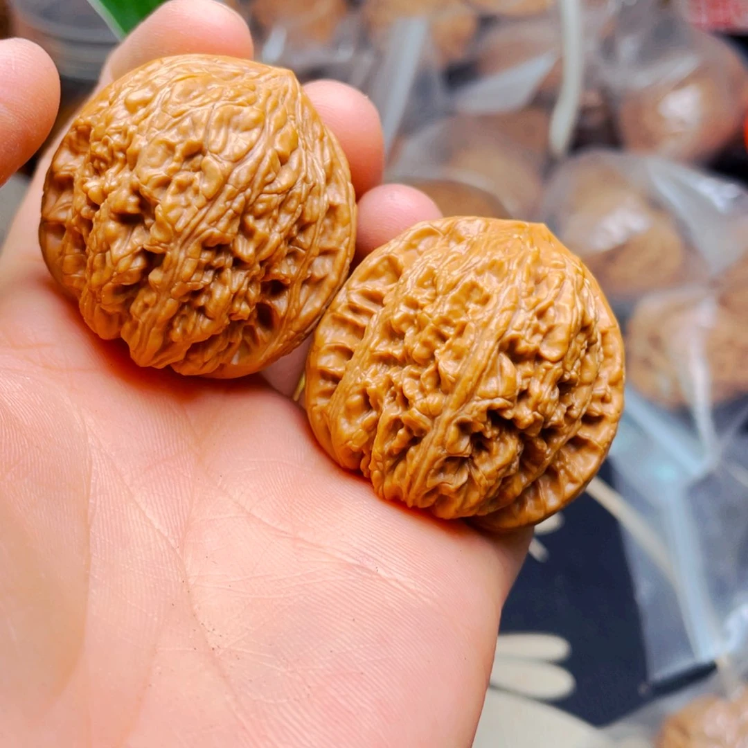 文玩核桃吊坠绣球一对