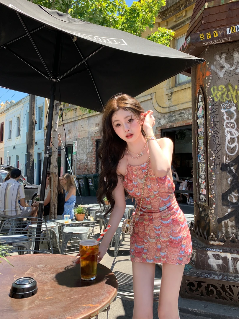 【花野初柠】高级感气质亮片露背挂脖吊带连衣裙女春季新款显瘦短裙