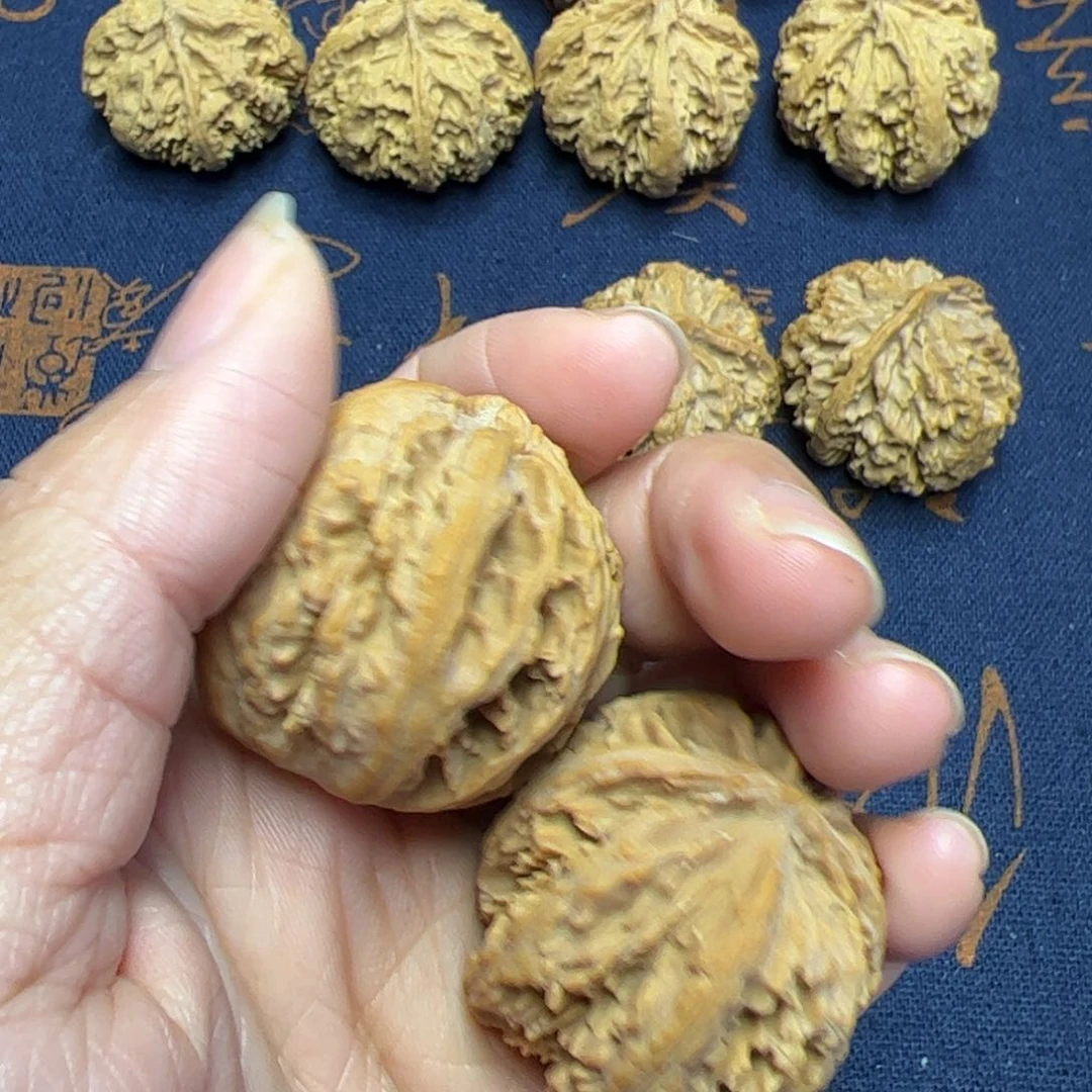 文玩核桃把件南***头秦岭野生植物核桃。37m m