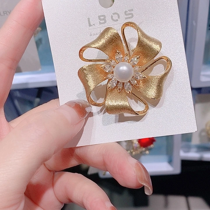 锆石铜合金金属拉丝花朵胸针