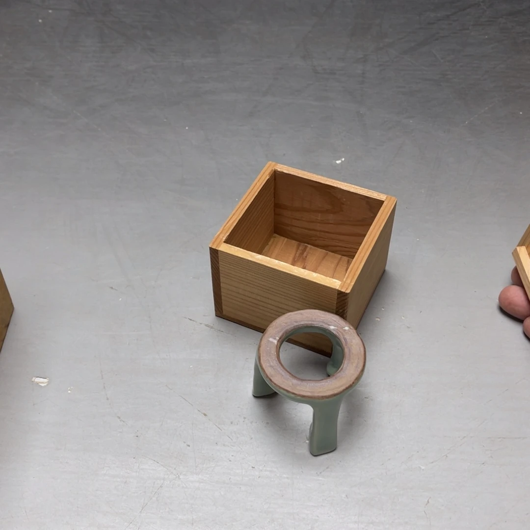 瓷片和****古密密麻麻地排列着一个