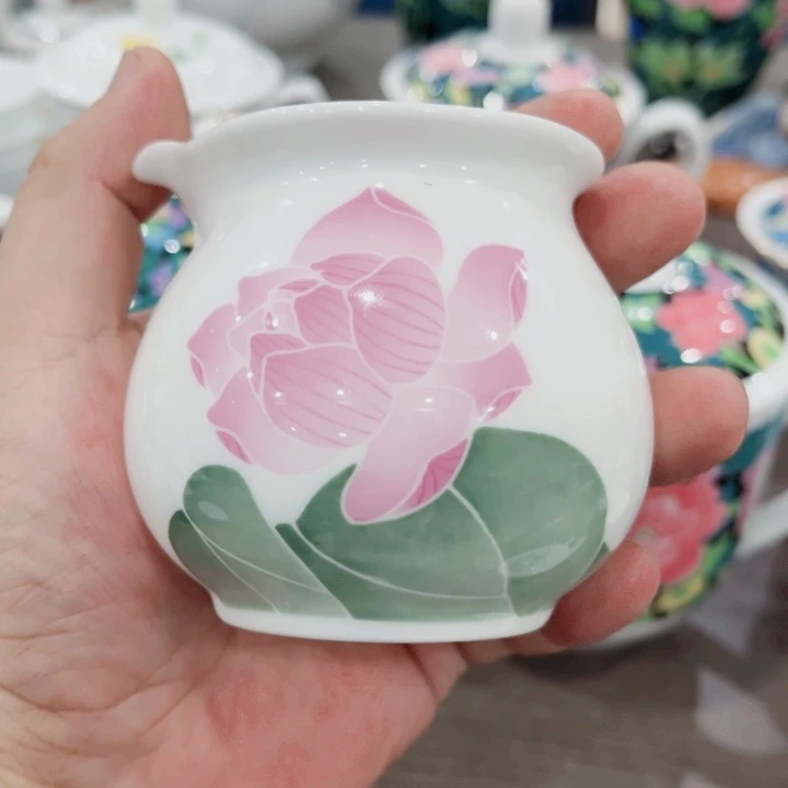 釉下五彩的瓷器和瓷器