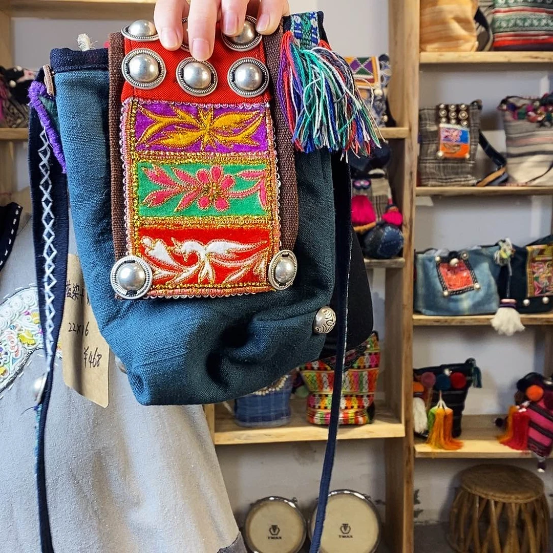 织绣蓝染贴布绣斜挎包