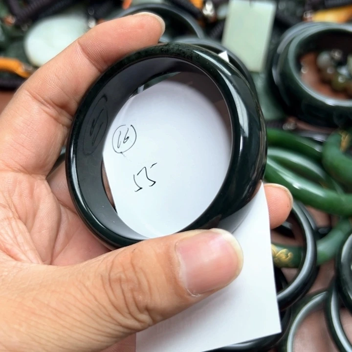 和田玉手镯未镶嵌今****?