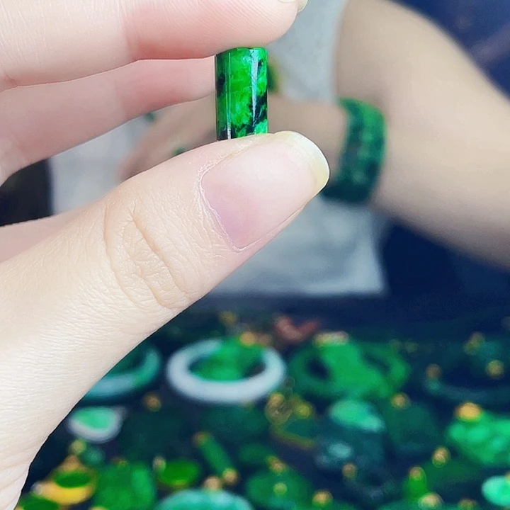 颈饰未镶嵌翡翠多样性