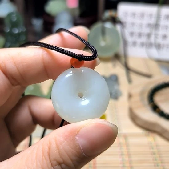 今***觉蛇纹石玉未镶嵌颈饰