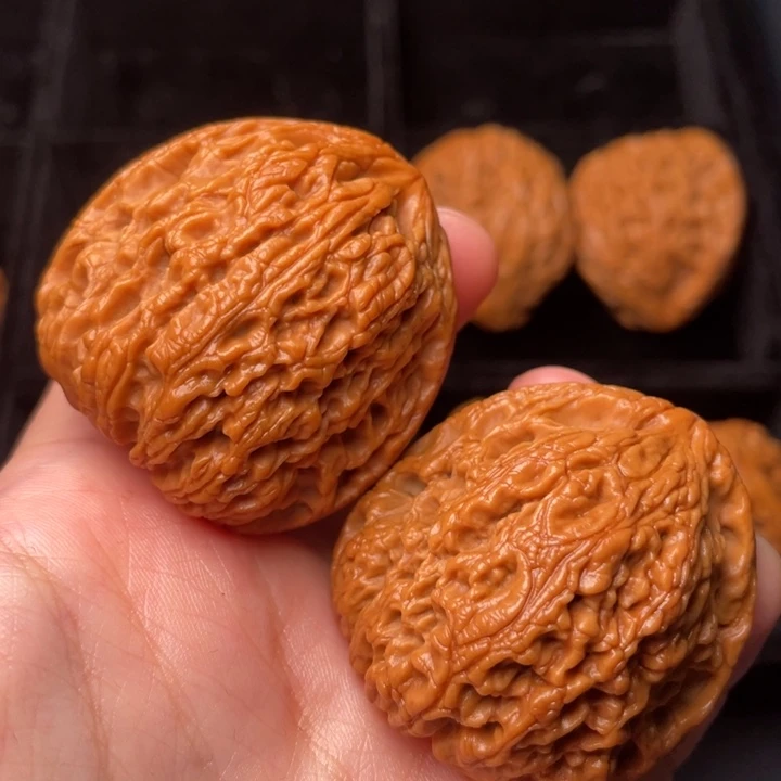 文玩核桃把件秦岭野生文玩核桃