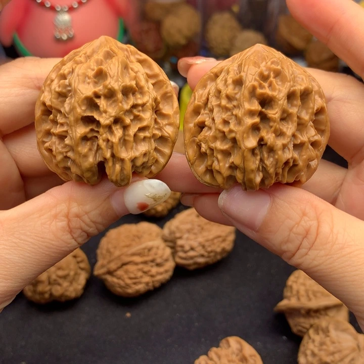 文玩核桃吊坠野牛