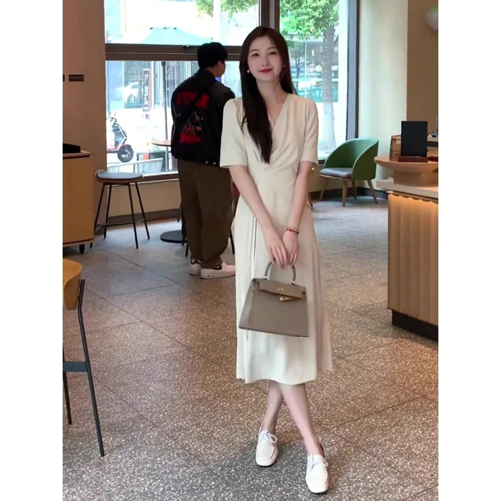 赫本风白色茶歇v领连衣裙2025年新款夏遮肚子收腰休闲高级a字裙子