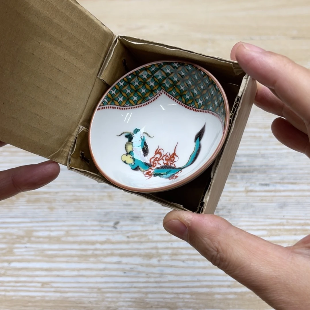 瓷片克*密密麻麻地排列着一个