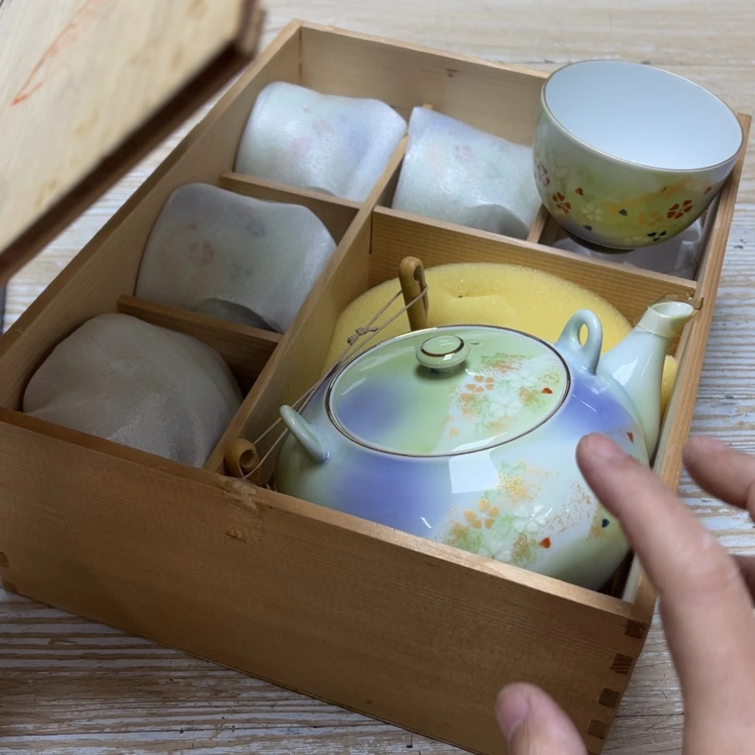 瓷片吉*人密密麻麻地排列着一个大