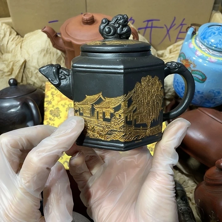 紫砂茶壶原矿泥料，手工制作的一把紫砂壶。