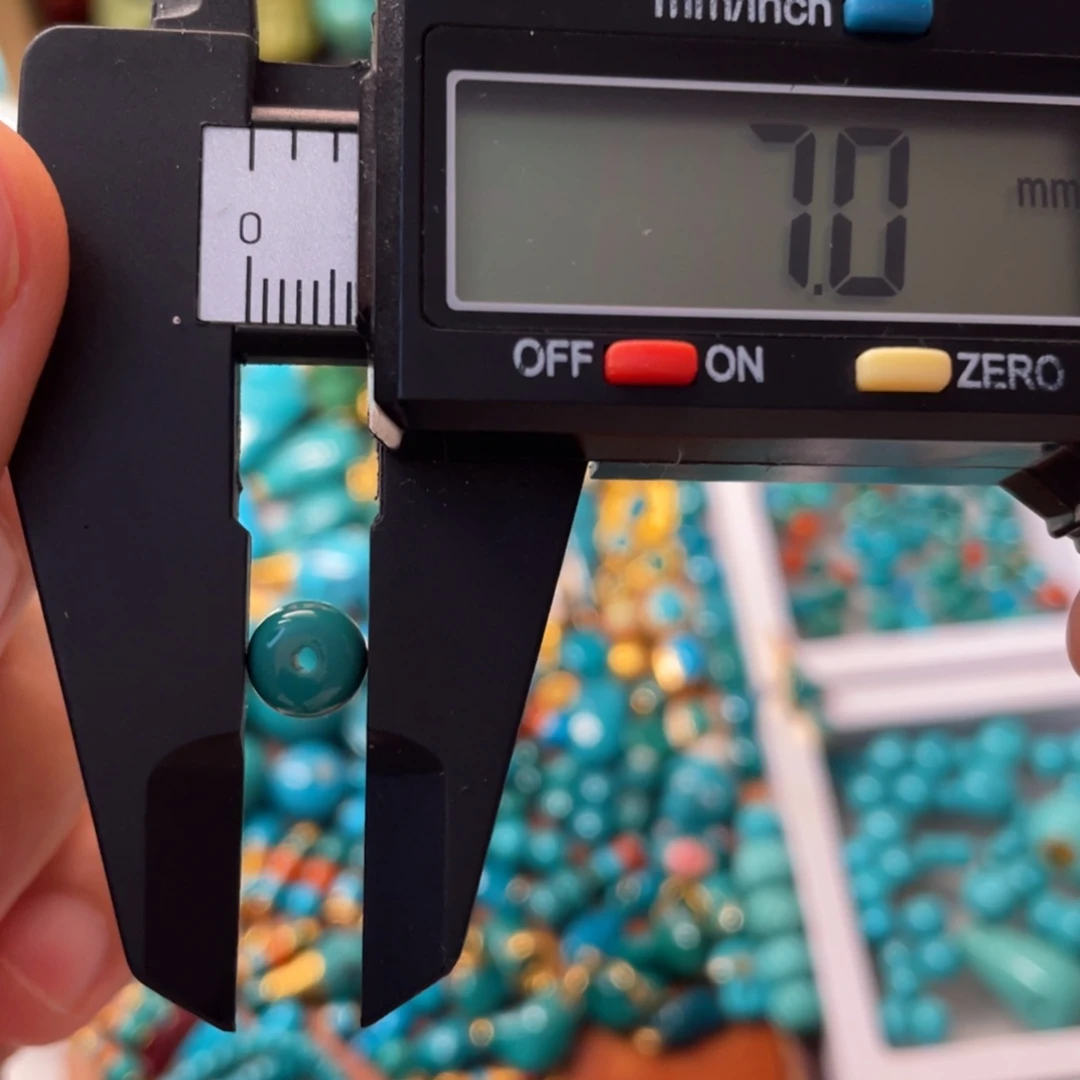 绿松石未镶嵌颈饰慕*