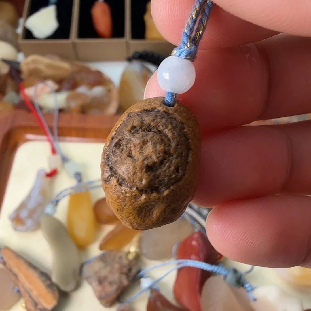 只买单纯的吊坠，没带链子，属的性质。
