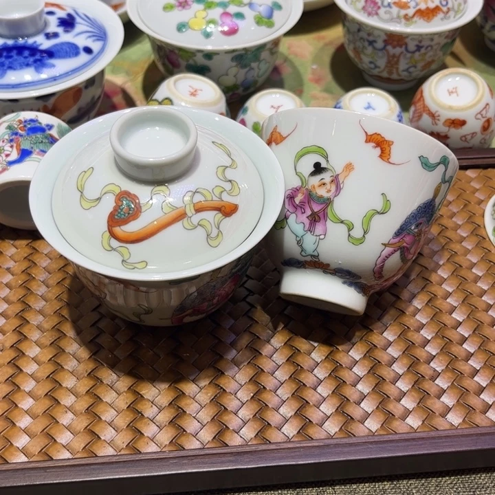 青花圆形壶承盖碗