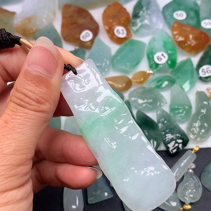 翡翠未镶嵌颈饰随型