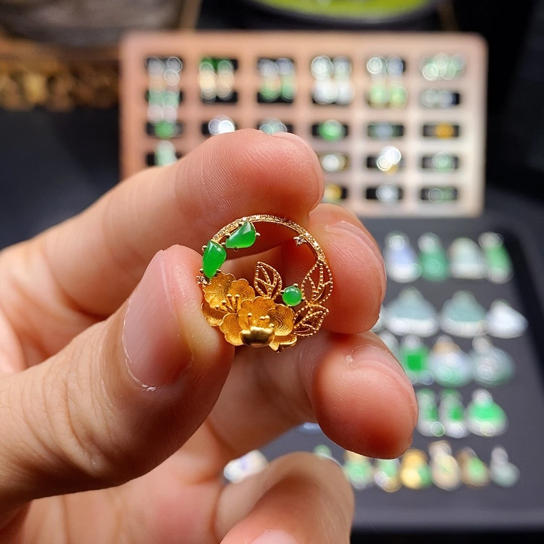 翡翠18K金镶嵌颈饰荷花