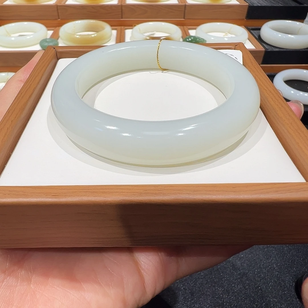 和田玉未镶嵌手镯