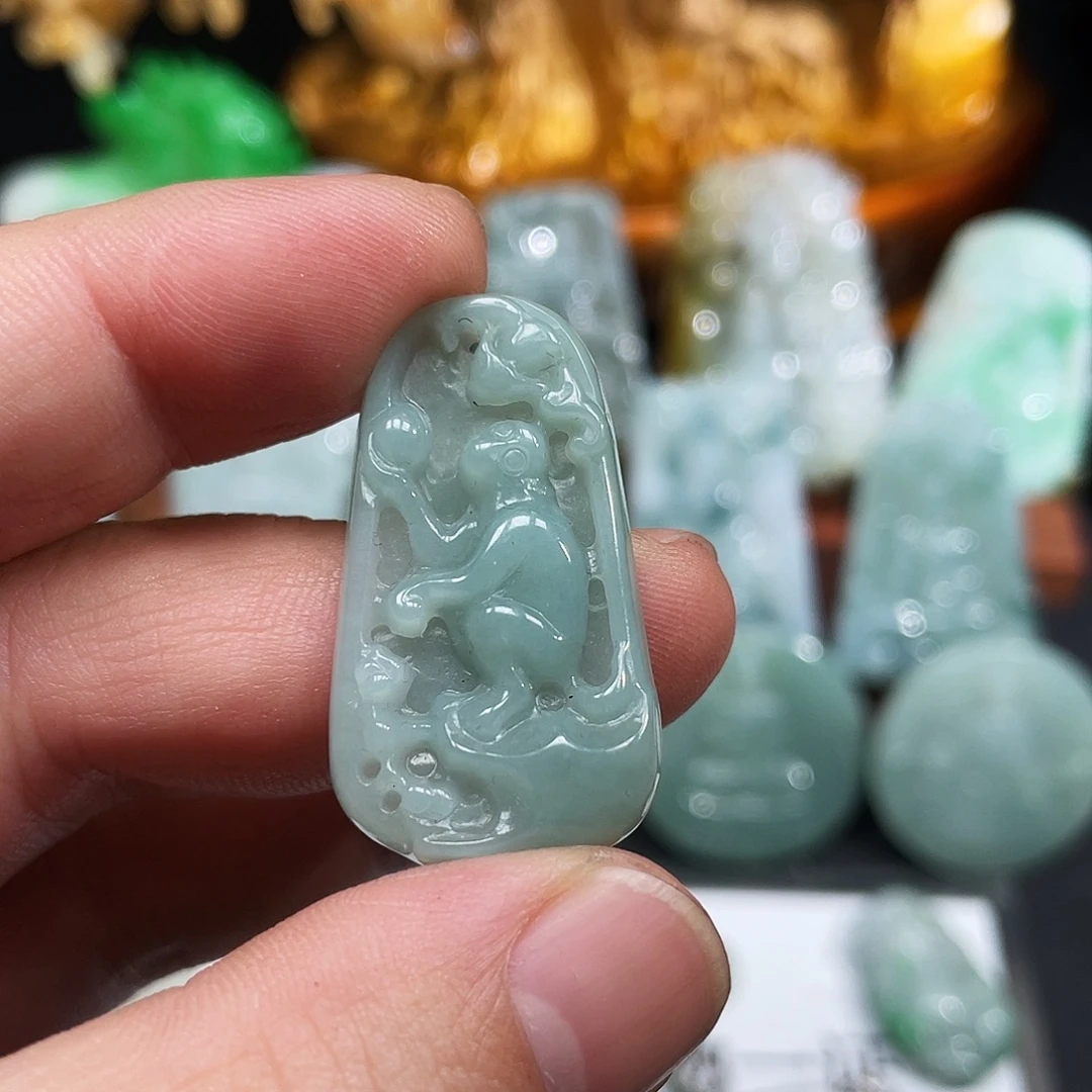 翡翠未镶嵌颈饰灵猴