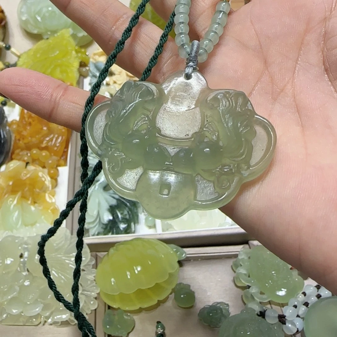 未镶嵌蛇纹石玉吊坠