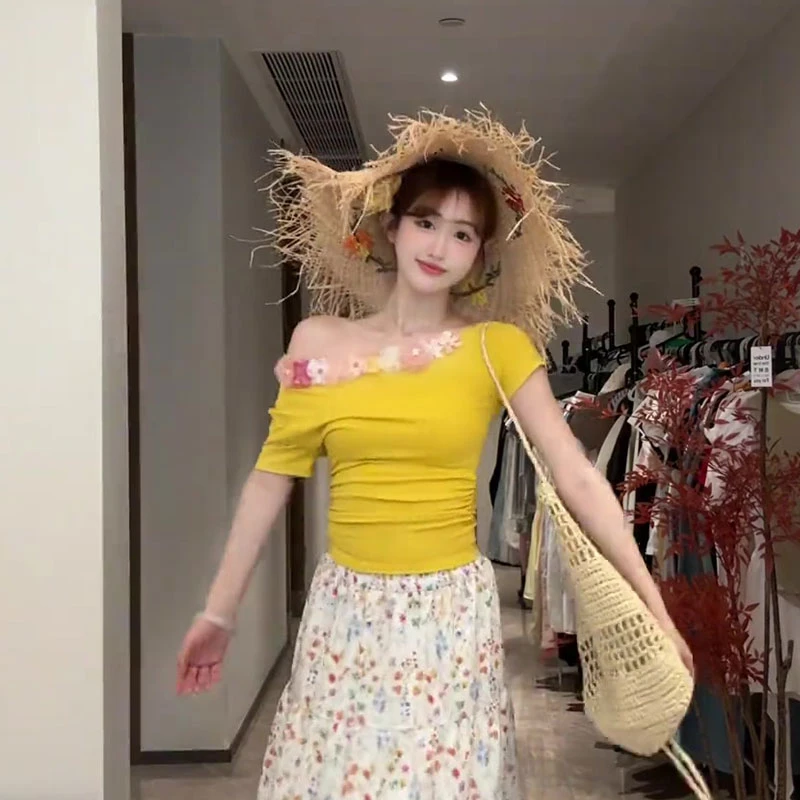 法式温柔露肩短袖t恤女夏季立体花朵设计感修身显瘦短款斜肩上衣