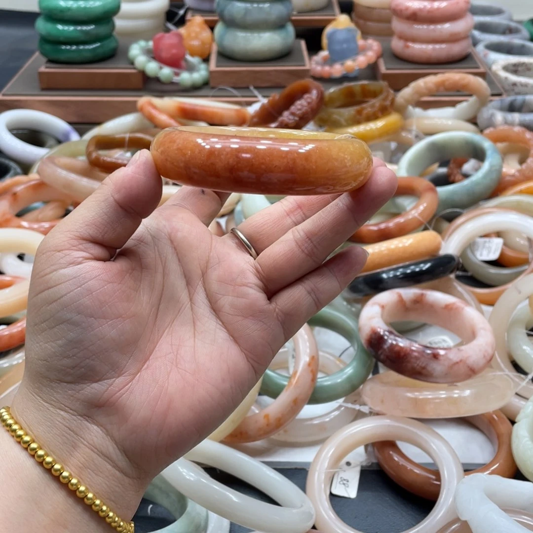 芯***哥石英质玉手镯未镶嵌