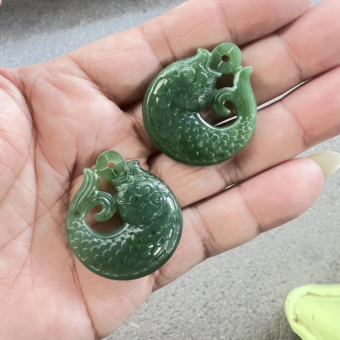 天然和田玉碧玉年年有余挂件