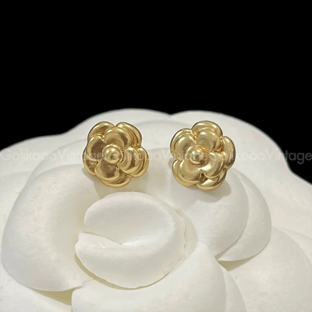 95新 Chanel/香奈儿 金色mini山茶花耳钉 2412513
