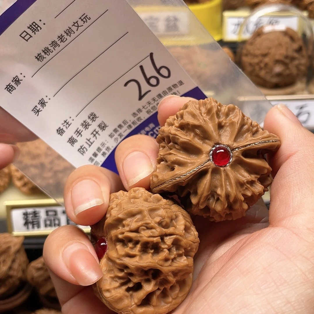 【闪购商品】吊坠文玩核桃范****?