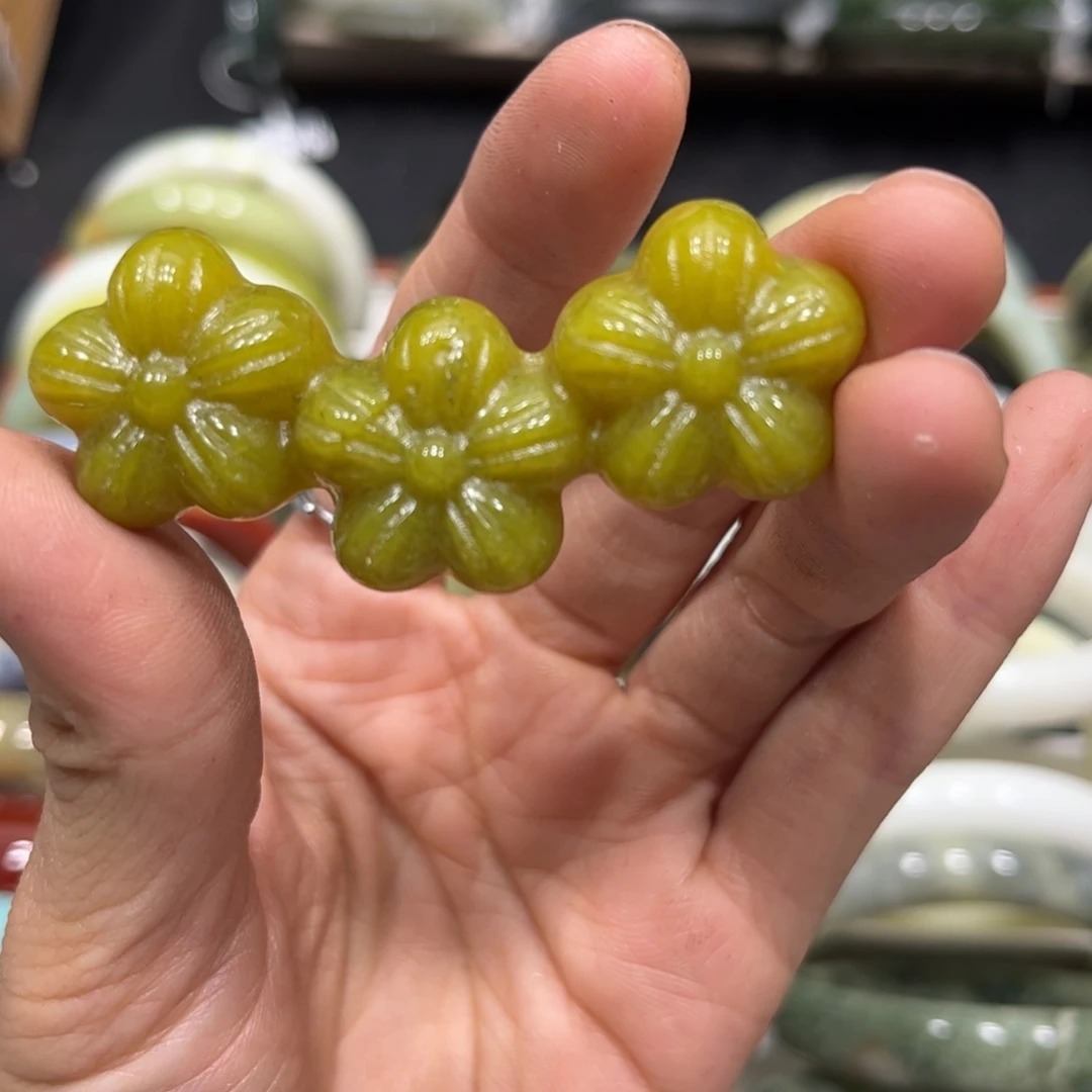 蛇纹石玉颈饰未镶嵌瑕疵
