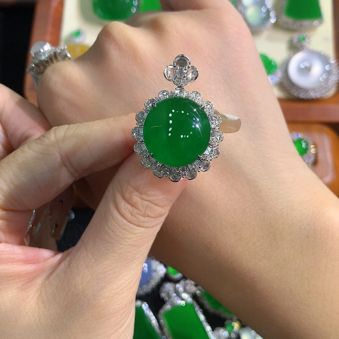 颈饰18K金镶嵌翡翠