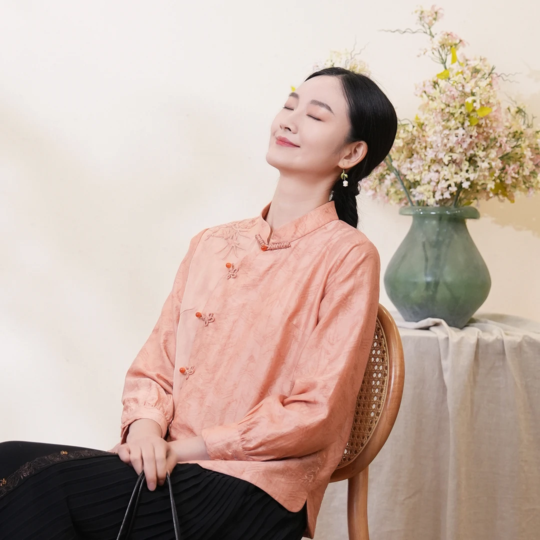 布符2025年春季新款粉色麦穗刺绣侧襟长袖旗袍上衣风盘花扣MCQPS1