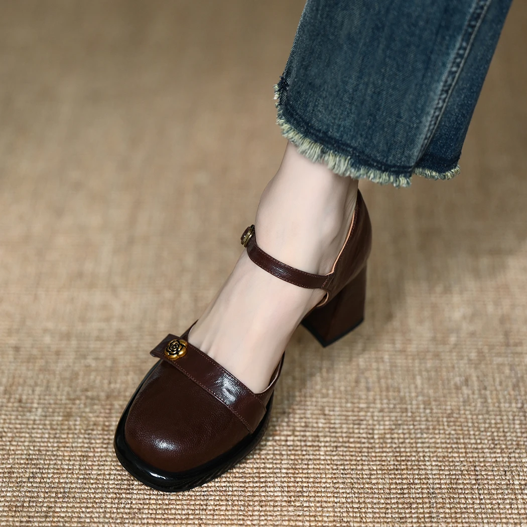 棕色高跟鞋女2025新款牛皮扣带粗跟山茶花包头中空厚底凉鞋