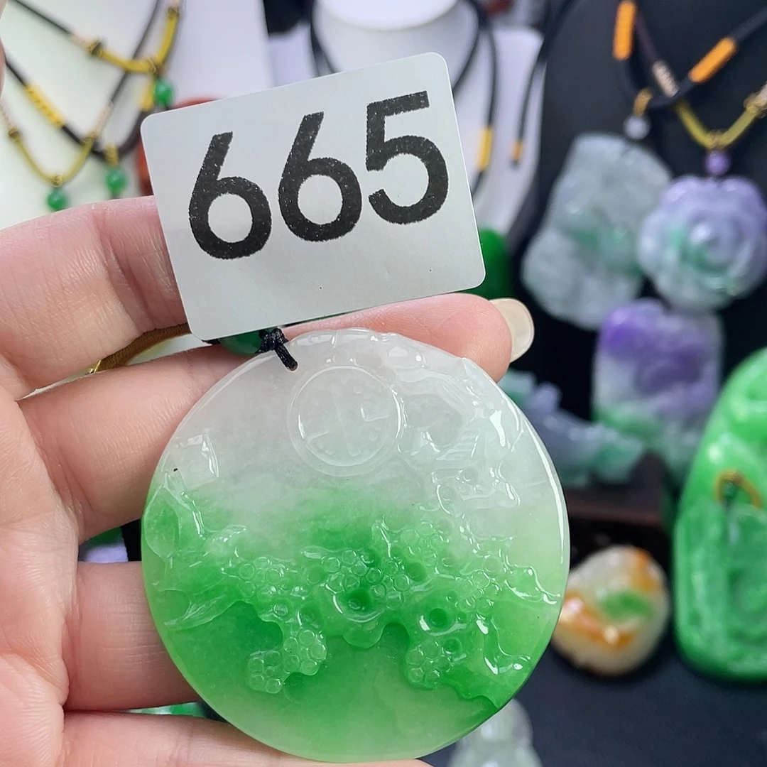 翡翠未镶嵌吊坠(赠链)