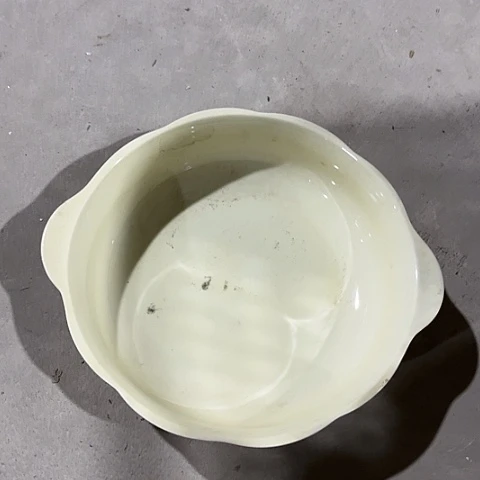 微瑕，不能明火，口径22，高5奶油黄