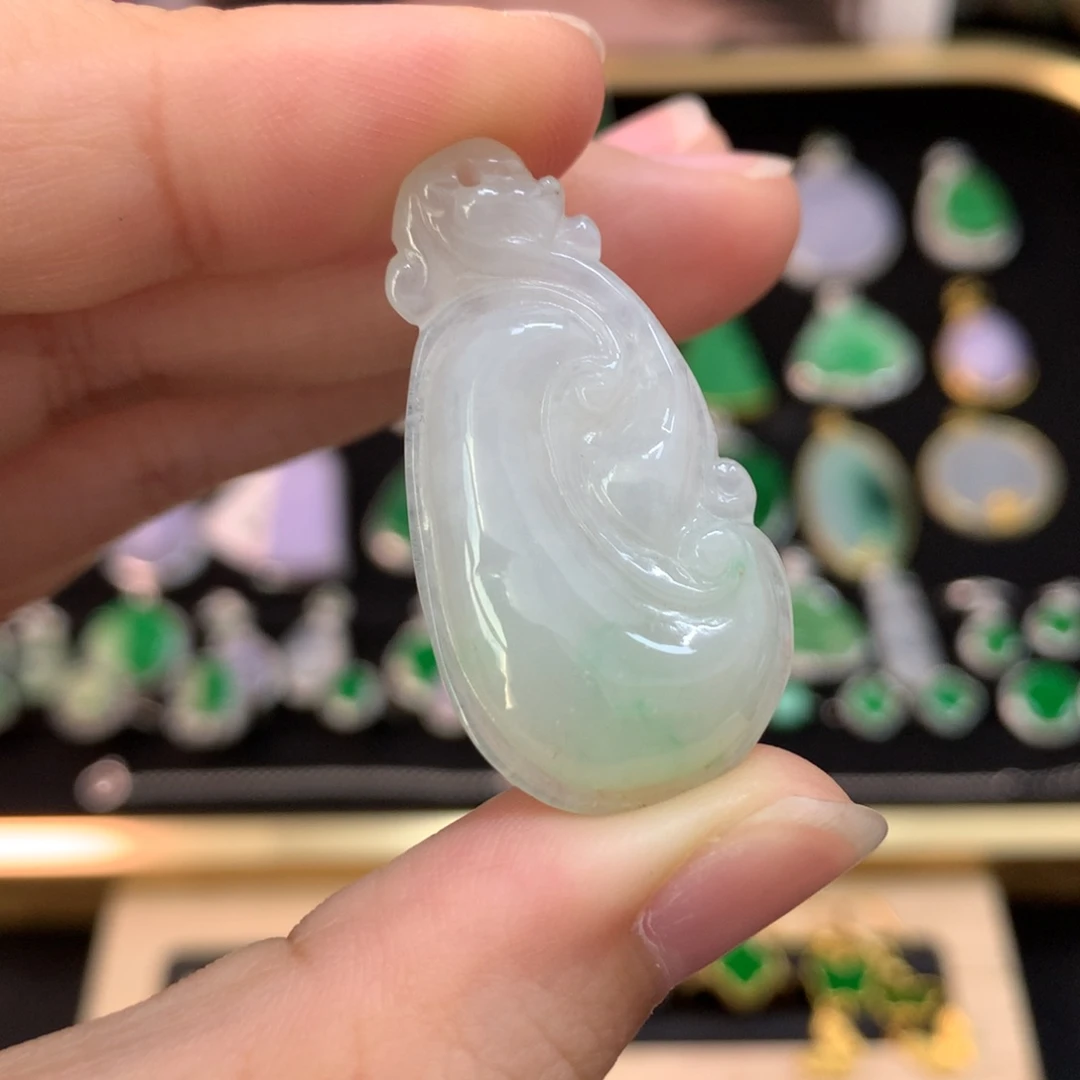 翡翠未镶嵌颈饰如意有纹