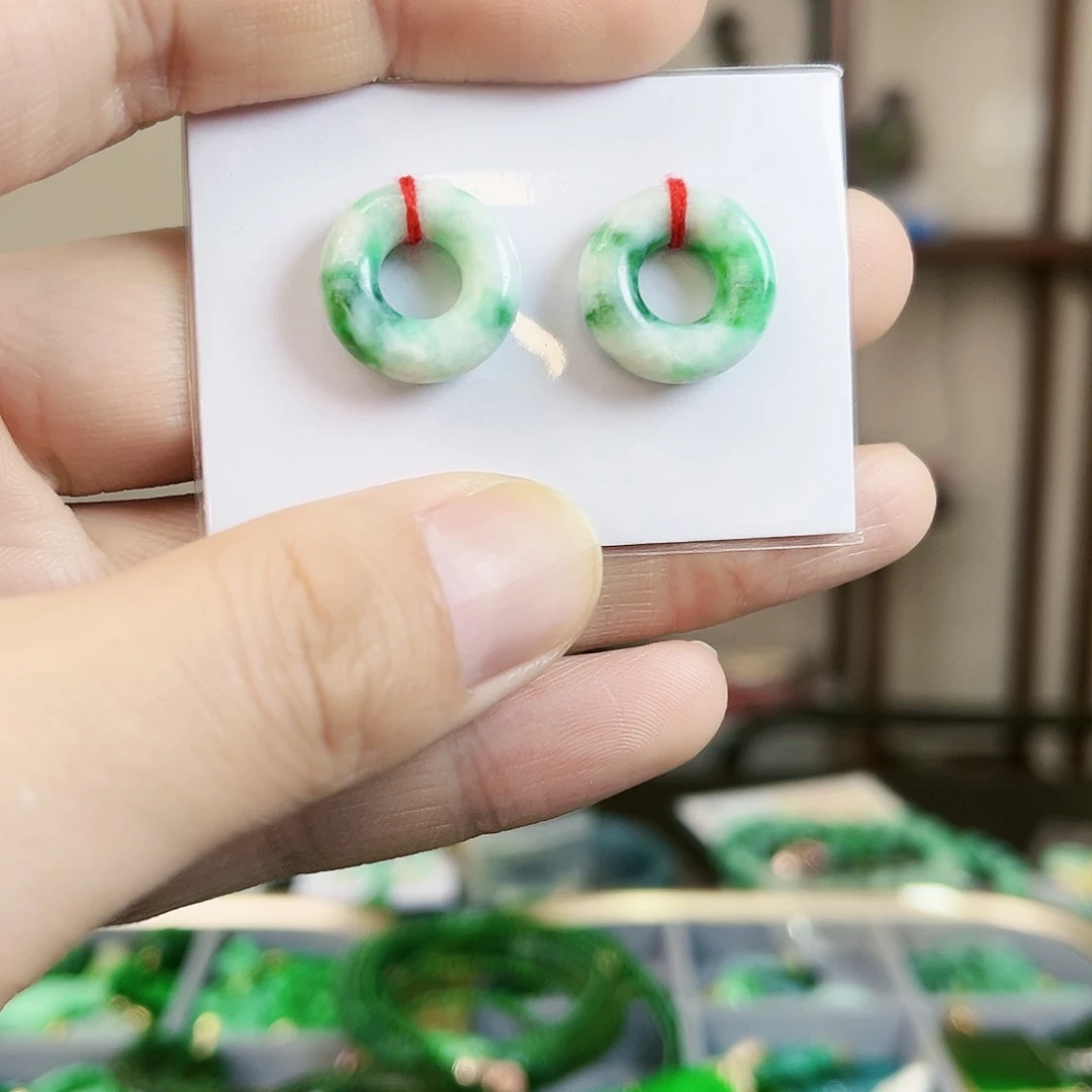 翡翠颈饰未镶嵌耳饰多样性