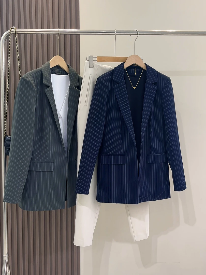 职业通勤小西装外套女秋季韩版百搭气质休闲单排扣条纹西服