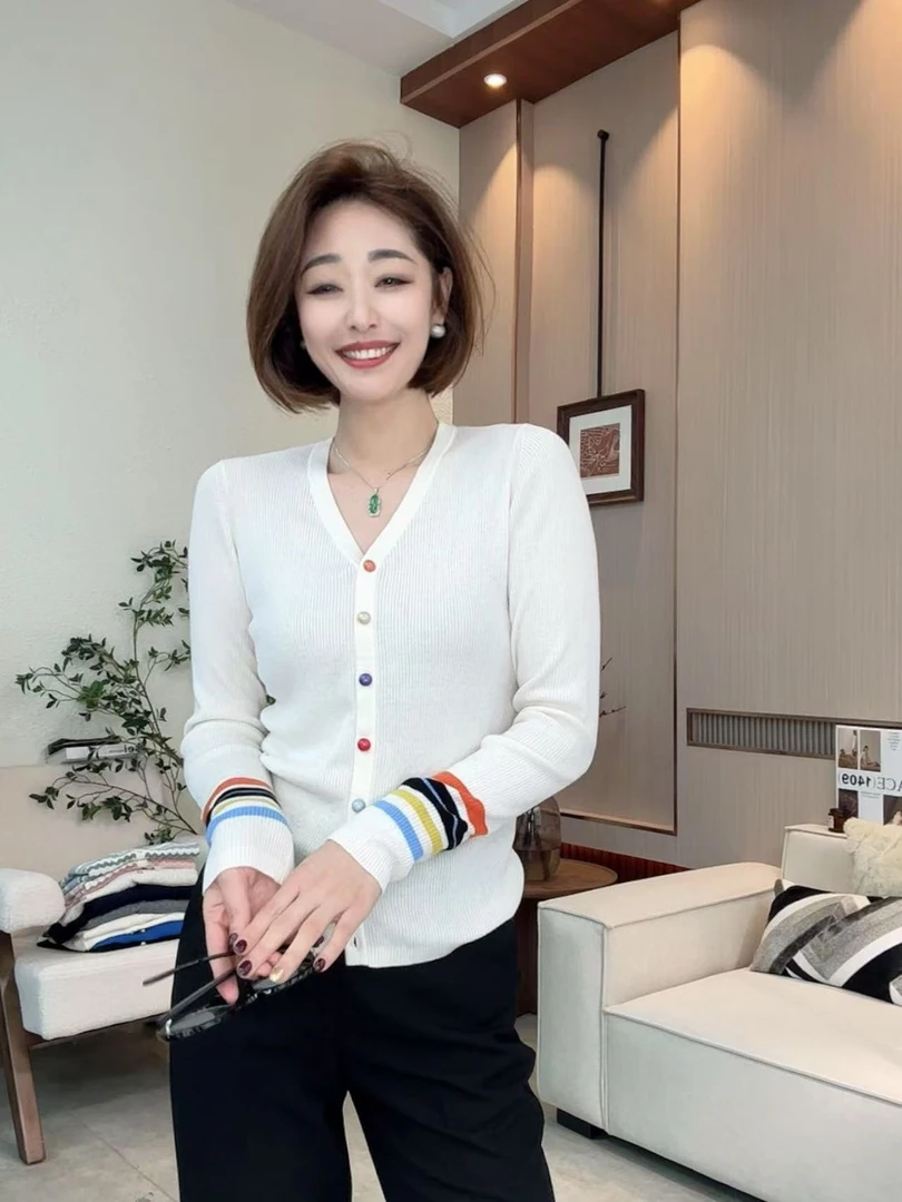 FIGO LOVE 春季彩色扣V领开衫30156