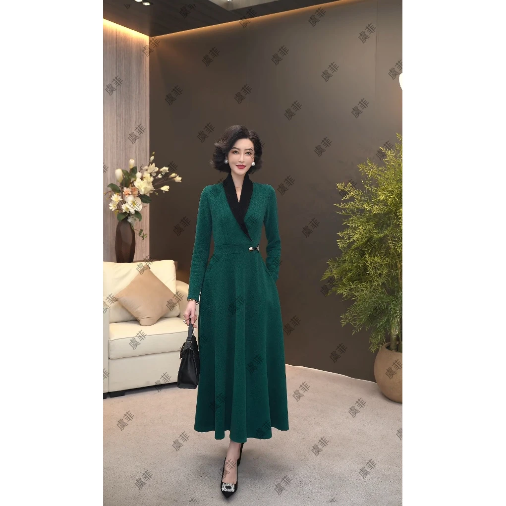 2025冬末新款孔雀石绿撞色气质包裹式v领星空钻石绒长裙WF3156